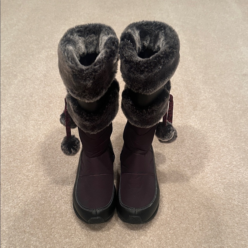 Excellent condition used 1 time for photos. Timberlands  boots size 4 in grey